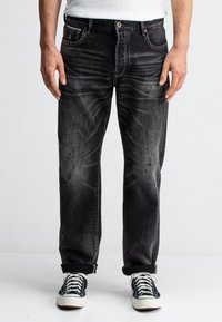 Прямые джинсы