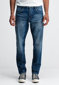 Прямые джинсы