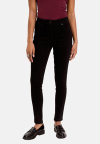 Узкие джинсы