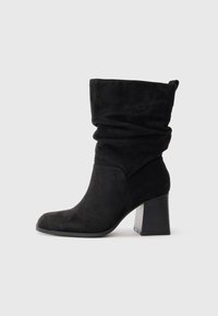 Высокие сапоги