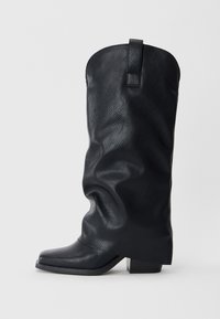 Высокие сапоги