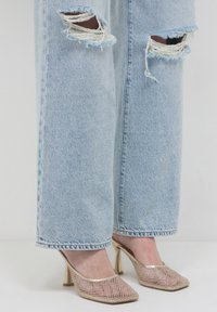 Туфли на высоком каблуке