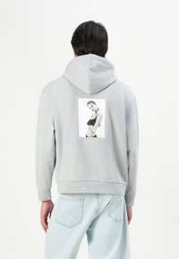 Пуловер с капюшоном