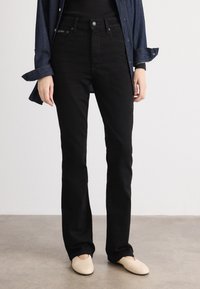 Узкие джинсы