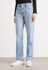 Прямые джинсы