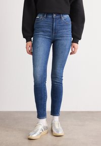 Узкие джинсы