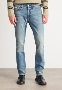 Узкие джинсы