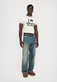 Свободные джинсы Свободные джинсы