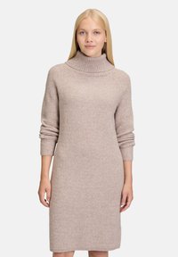 Вязаное платье