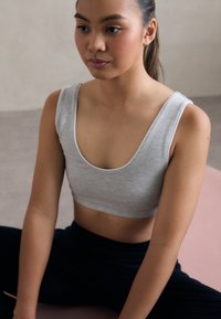 Спортивный бюстгальтер Спортивный бюстгальтер