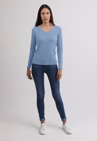 Пуловер с вырезом V