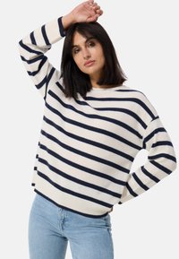 Пуловер с рукавом три четверти