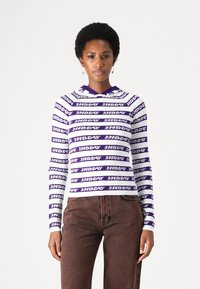 Пуловер в полоску