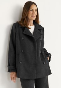 Короткое пальто