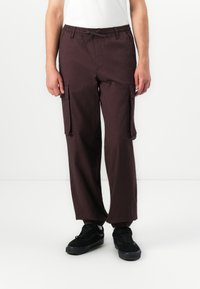 Брюки с накладными карманами