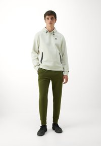 Спортивная кофта