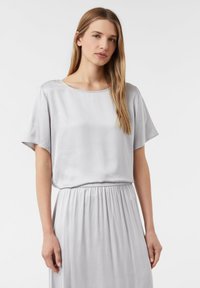 Атласная блузка