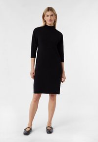 Вязаное платье