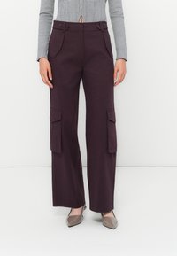 Брюки с накладными карманами Брюки с накладными карманами