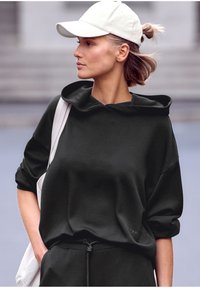 Пуловер с капюшоном Пуловер с капюшоном