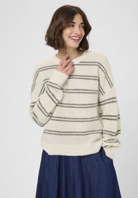 Пуловер в полоску