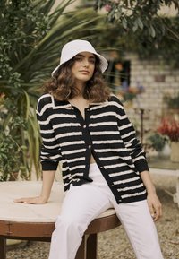 Вязаная кофта