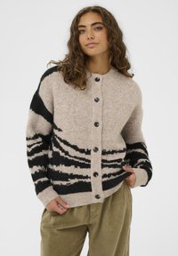 Жаккардовая вязаная кофта