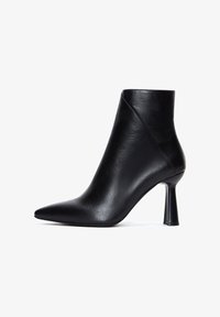 Полусапожки на высоком каблуке