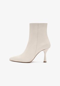 Высокие сапоги