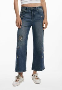 Короткие джинсы