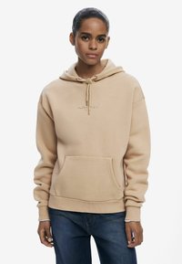 Пуловер с капюшоном