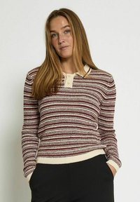 Пуловер с воротником поло