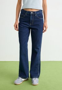 Клешеные брюки