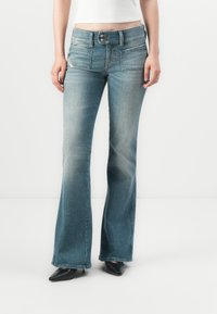 Клешеные джинсы