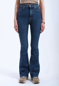 Клешеные брюки