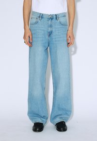 Прямые джинсы