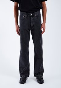 Клешеные джинсы