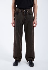 Прямые джинсы