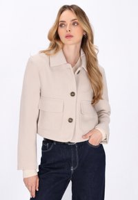 Куртка с накладнымит карманами Куртка с накладнымит карманами