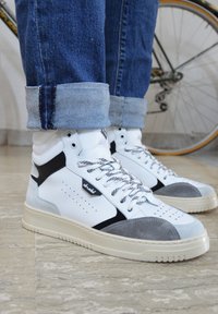 Высокие кеды