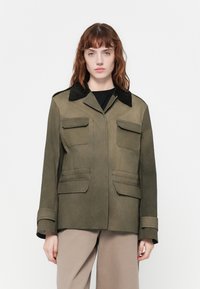 Куртка с накладнымит карманами