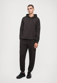 Спортивная толстовка