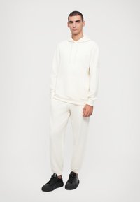 Спортивная толстовка