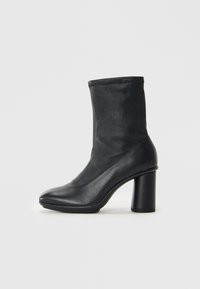 Высокие сапоги