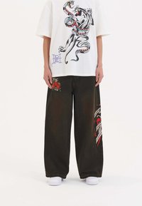 Клешеные джинсы