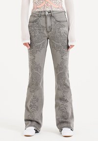 Клешеные брюки