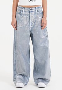 Свободные джинсы