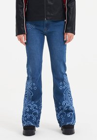 Клешеные брюки