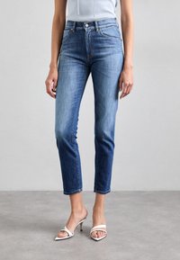 Короткие джинсы