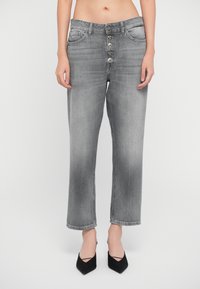 Короткие джинсы